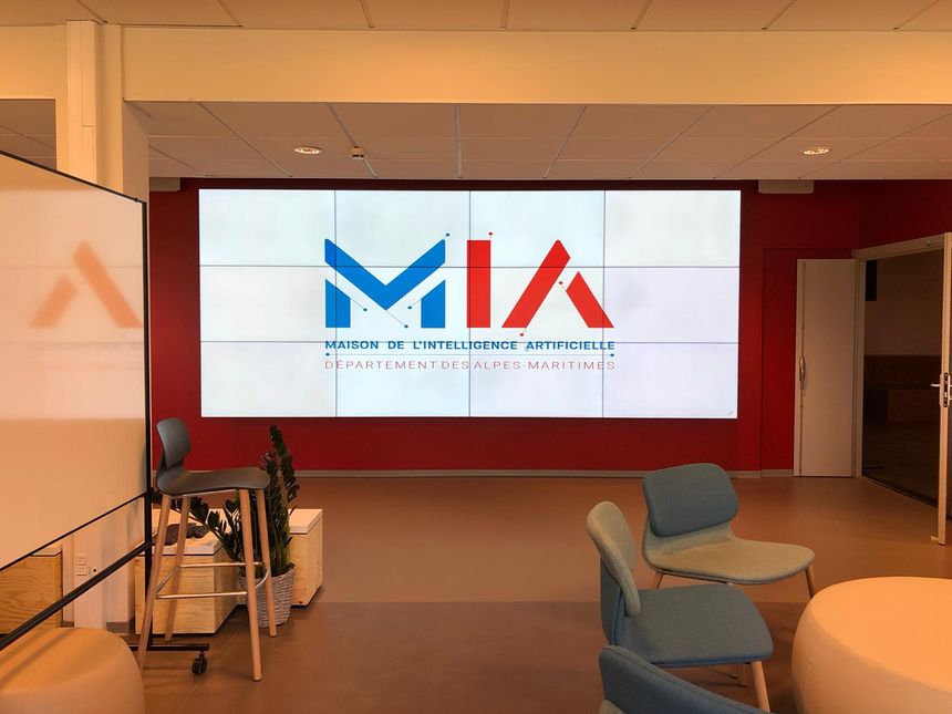 La Maison de l'intelligence artificielle est bien dotée en matériel de présentation et en murs d'écrans