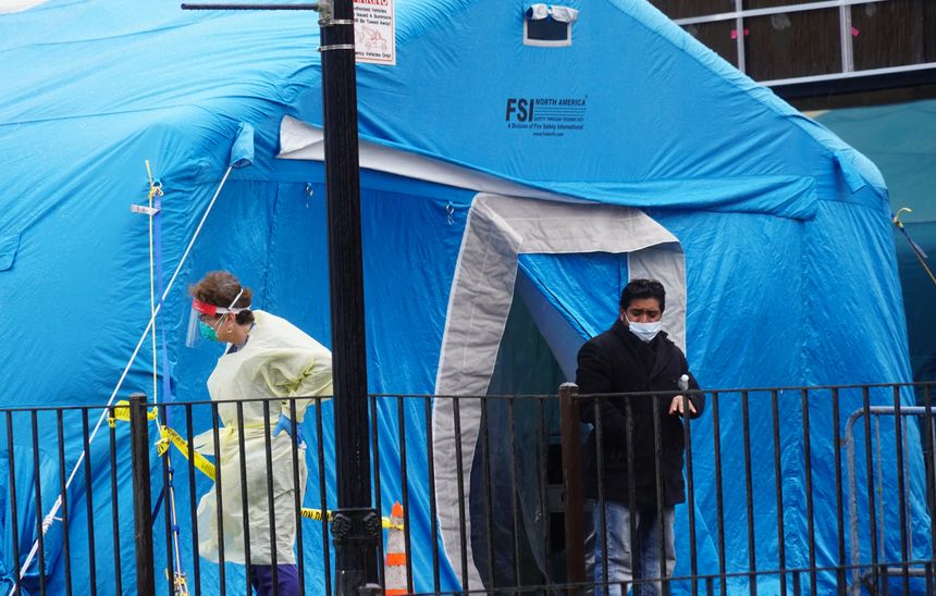 Devant l'Elmhurst Hospital, à New York, des tentes ont été dressées pour accueillir les patients.