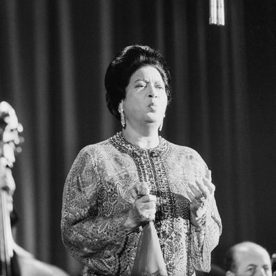 Oum Kalthoum sur la scène de l'Olympia, à Paris le 14 novembre 1967