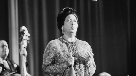 Oum Kalthoum sur la scène de l'Olympia, à Paris le 14 novembre 1967 ©Getty - KEYSTONE-FRANCE/Gamma-Rapho