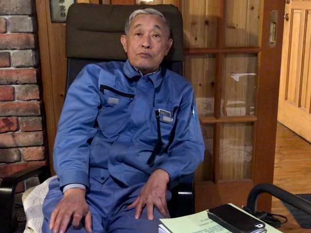 Monsieur Ito est toujours équipé de son dosimètre, pour enregistrer la radioactivité accumulée dans la zone rouverte.