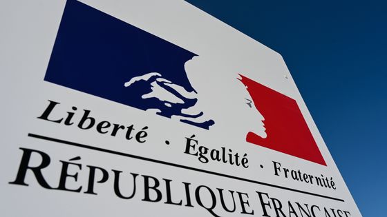 La démocratie, victime collatérale des grandes crises. Ici le logo de la devise de la République française ©AFP - Denis Charlet