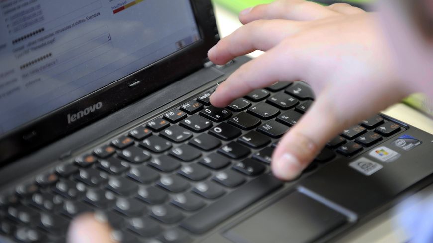 Mails, espaces intranet, plateforme "Ma classe à la maison" : plusieurs outils sont à la disposition des enseignants
