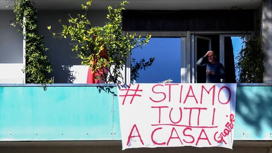 "Nous restons tous à la maison, merci", Rome, le 11 mars 2020 ©AFP - Tiziana FABI