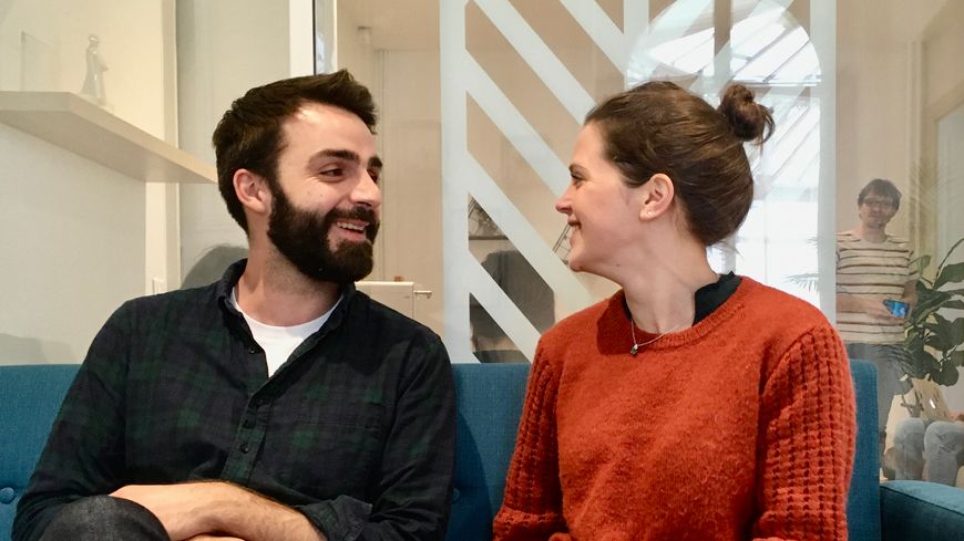L'allongement du congé paternité fait partie des clés permettant d'accéder à plus d'égalité entre les femmes et les hommes en entreprise. Mathieu et sa compagne Alexia, jeunes parents et salariés, en sont persuadés.