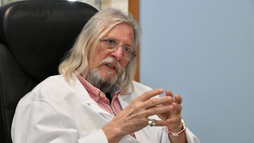 Pour Didier Raoult, ici dans son bureau de l'hôpital de la Timone, l’hydroxychloroquine pourrait être un remède au Covid-19. Cette hypothèse de traitement par un antipaludique a été vantée jusqu’aux Etats-Unis par Donald Trump.