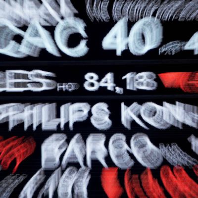Le CAC 40 en chute libre, dans une salle de marché à La Défense, le 9 mars 2020.