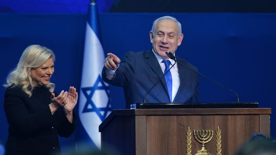Le Premier ministre israélien Benjamin Netanyahu, aux côtés de sa femme Sara, hier soir, au QG du Likoud à Tel Aviv ©AFP - Artur Widak / NurPhoto