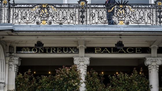 C'est traditionnellement au sein d'un luxueux palace que se tient la réunion annuelle du groupe Bilderberg depuis 1954, et toujours encadrée par un important dispositif de sécurité (ici le Montreux Palace en Suisse qui a accueilli l'édition 2019) ©AFP - Fabrice Coffrini