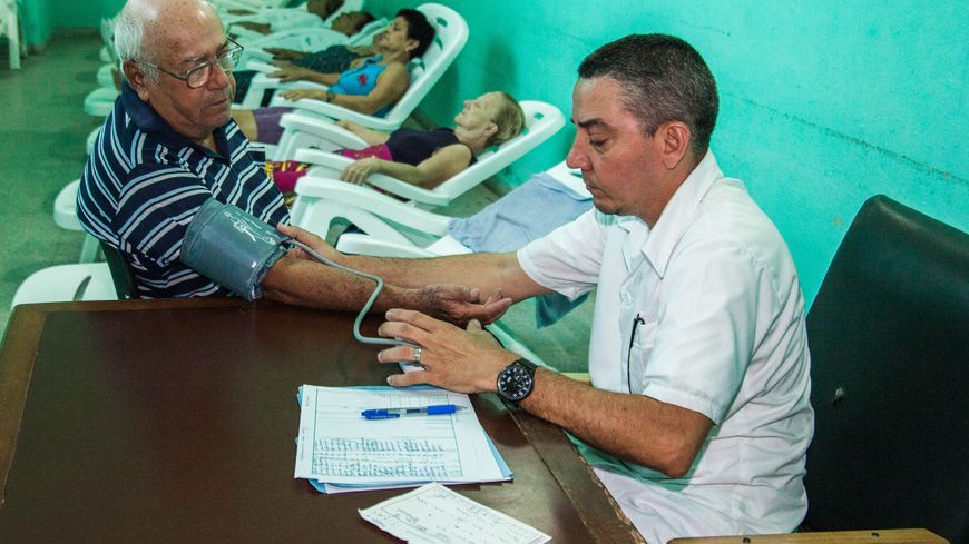 Le chiffre de 50 000 professionnels de santé cubains en mission à l’étranger est avancé.