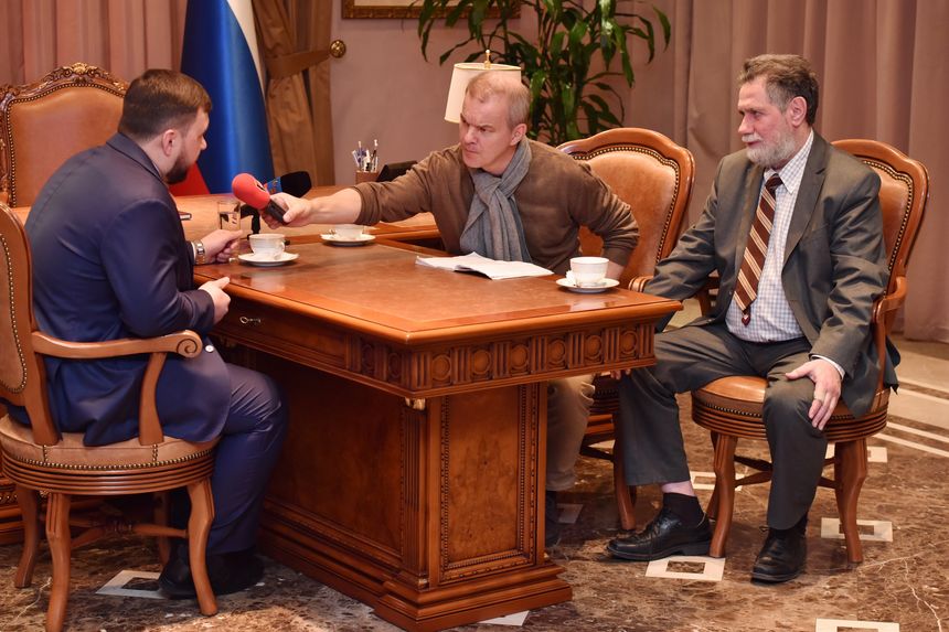 Denis Pouchiline au micro de Claude Bruillot, correspondant de radio France à Moscou.