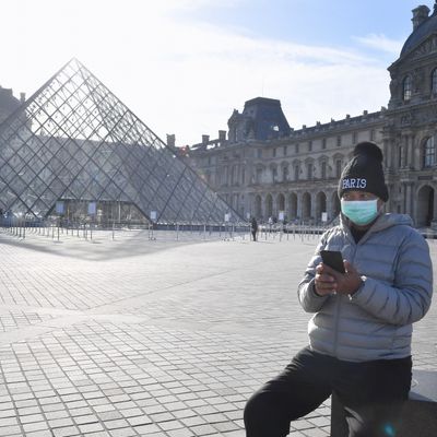 Musée du Louvre,15 mars 2020. Le Premier Ministre Edouard Philippe a annoncé que la France fermera ses magasins, restaurants et lieux de divertissement pour ralentir la propagation du coronavirus.