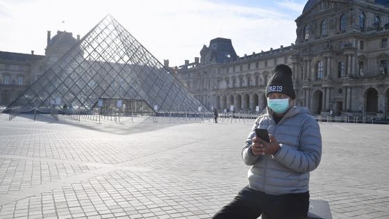 Musée du Louvre,15 mars 2020. Le Premier Ministre Edouard Philippe a annoncé que la France fermera ses magasins, restaurants et lieux de divertissement pour ralentir la propagation du coronavirus. ©Getty - Stephane Cardinale - Corbis