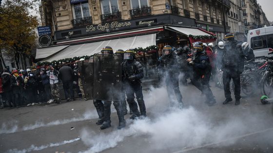Des CRS affrontent des manifestnts lors d'une manifestation à Paris ©AFP - Bulent Kilic