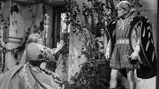 Catherine Deneuve et Jean Marais dans le film de Jacques Demy, Peau d'âne ©Getty - Michel Ginfray/Sygma