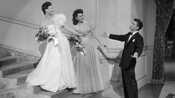 Frank Sinatra Sings To Movie Beauties From the 1943 film "Higher and Higher" ©Getty - Bettmann