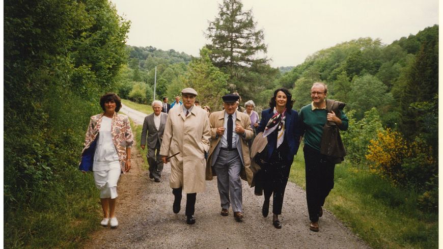Promenade en Creuse, de gauche à droite, Catherine Camus, Pierre Coursol, François Mitterrand, Suzanne Védrine, Michèle Védrine, Hubert Védrine