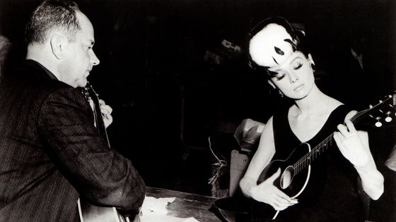 Henry Mancini et Audrey Hepburn en répétition durant la session d'enregistrement de la chanson "Moon River" (1961) ©Getty - GAB Archive