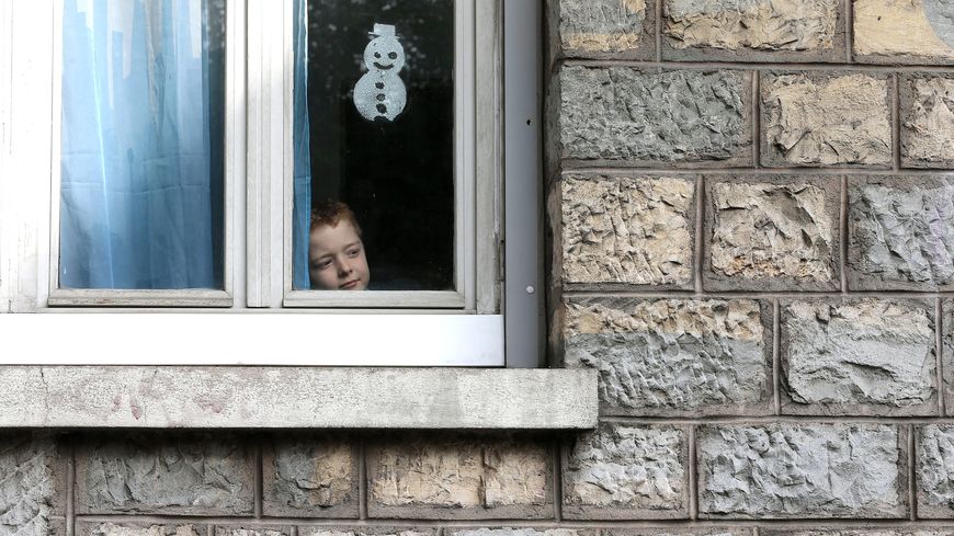 Dans cette période inédite, "il est primordial d'écouter, de parler et d'accompagner les enfants", estime la psychanalyste Claude Halmos. Photo prise à Besançon, le 21 mars 2020.