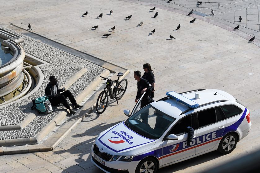 Des policiers contrôlent un livreur Deliveroo