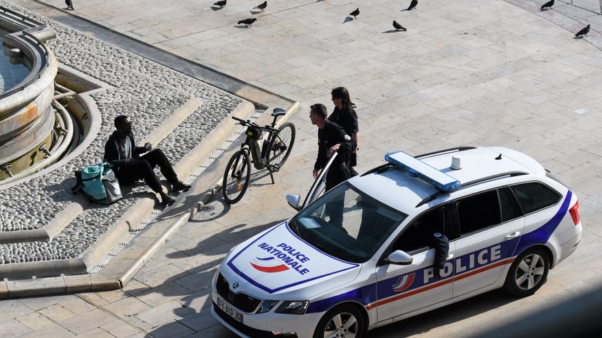 Des policiers contrôlent un livreur Deliveroo
