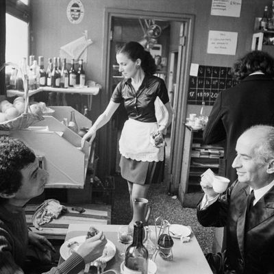 Louis de Funès pendant un déjeuner lors du tournage du film 'Les Aventures de Rabbi Jacob' de Gérard Oury en juin 1973