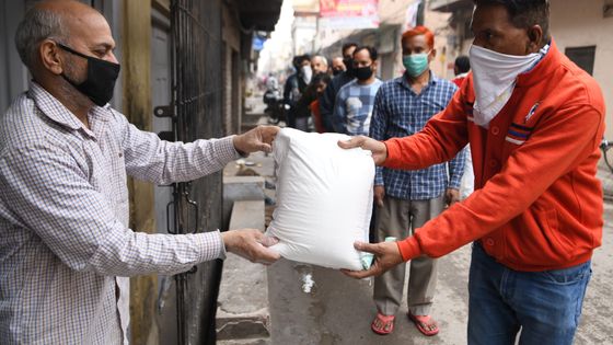 En Inde, à Amritsar, file d'attente devant les magasins pour acheter du blé pendant le confinement, le 28 mars 2020. ©AFP - Narinder Nanu