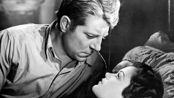 Parce que Jean Gabin se fiche des gestes barrière (ici dans "La Bête humaine" avec Simone Simon, en 1938) ©AFP - INTERCONTINENTALE