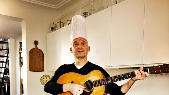 Gaëtan Roussel en cuisine pour un concert confiné pour France Inter - D.R.