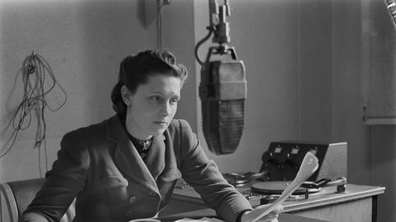 Dès 1940, les membres des Forces de la France Libre, ainsi que de nombreux résistants, écoutaient la BBC et les programmes en français de "Radio Londres" pour connaître les dernières évolutions de la guerre (ici la journaliste Kay Cavendish) ©Getty - Horace Abrahams/Keystone Features/Hulton Archive