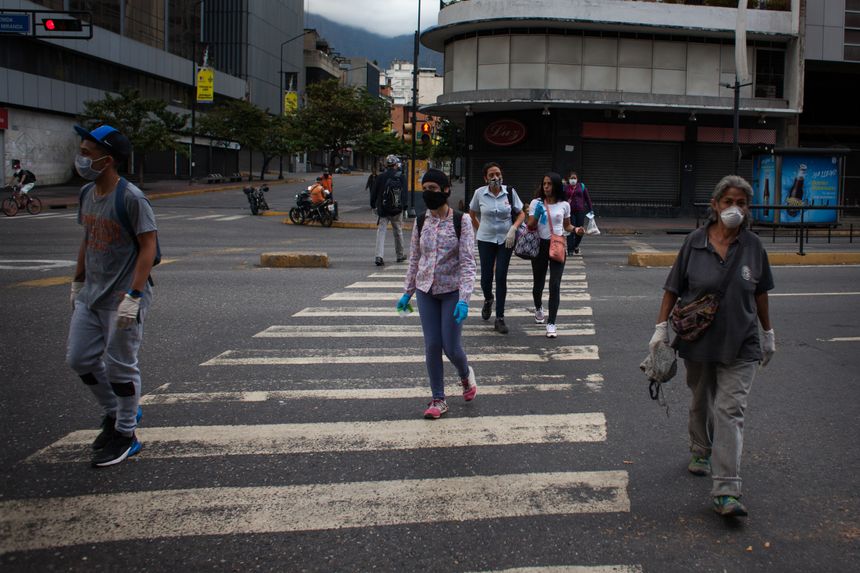 Au Venezuela (ici à Caracas), le port du masque et des gants est désormais obligatoire
