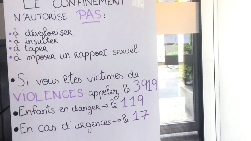Des affiches comme celles-ci ont été placardées dans des immeubles durant le confinement contre les violences intrafamiliales. Paris, le 17 avril 2020