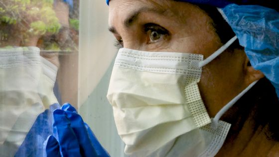 Une infirmière se rappelant pourquoi elle est là ©Getty - Juanmonino