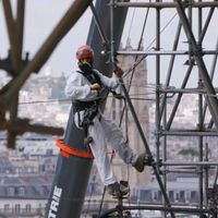 Sur le chantier, les cordistes évoluent suspendu dans le vide.