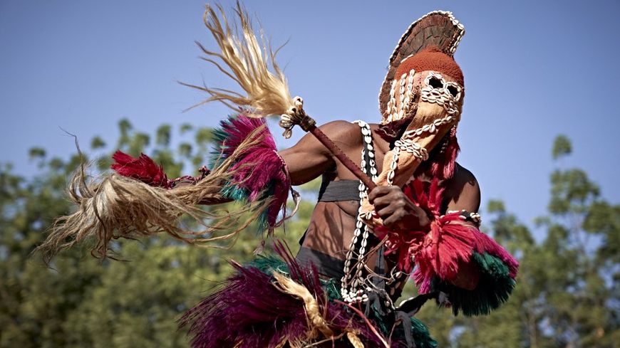 Un masque traditionnel des Dogons porté lors de l'ouverture du Festival sur le Niger, à Ségou au Mali, en février 2020.