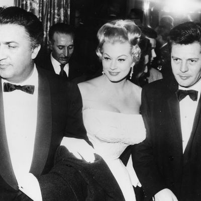 Federico Fellini, Anita Ekberg et Marcello Mastroianni à la première du film "La Dolce Vita", le 8 février 1960, à Rome