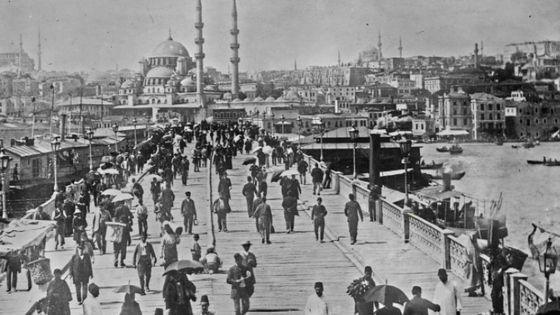 Constantinople, pont de Galata. Photo de presse/Agence Rol - 1922 - BnF-Gallica