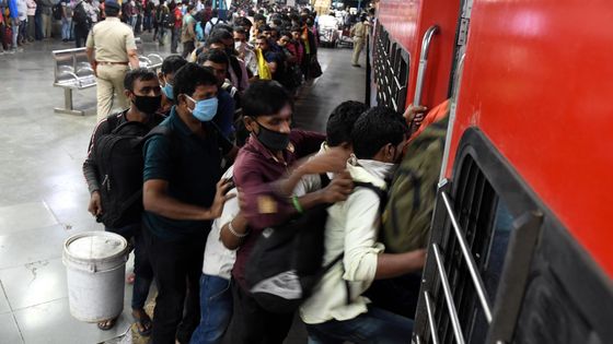 Travailleurs journaliers tentant de quitter Delhi avec leurs familles après l’annonce du confinement général, la semaine dernière. L’« impossible distanciation sociale ». ©AFP - Shriram Vernekar / The Times Of India / The Times of India via AFP