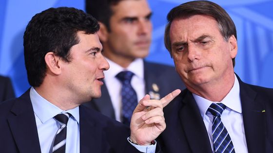 En des temps plus heureux, en août 2019, le président brésilien Jaïr Bolsonaro (à dr) et son ministre de la justice et de la sécurité publique, Sergio Moro. Ce dernier a démissionné vendredi. ©AFP - EVARISTO SA / AFP