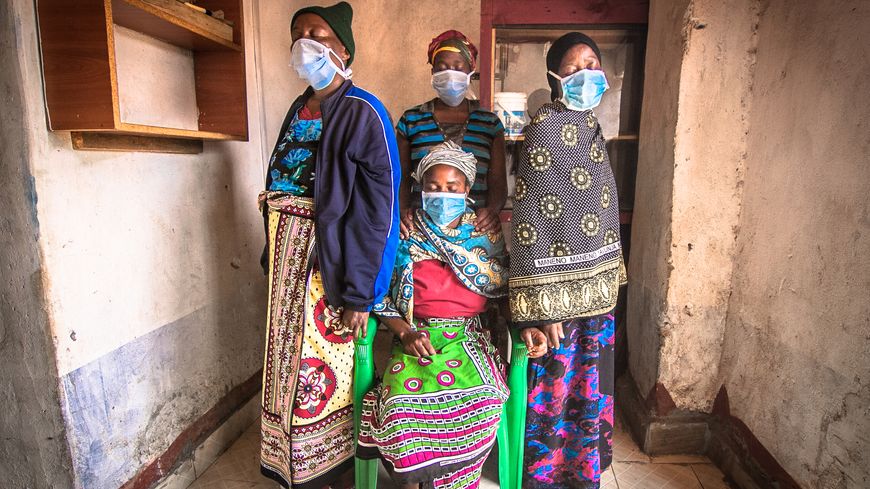 Des femmes du bidonville de Kibera, au sud de Nairobi, au Kenya, le 7 avril 2020. C'est l'un des plus grands bidonvilles d'Afrique. Les autorités kényanes ont imposé un couvre-feu pour lutter contre la propagation du coronavirus.