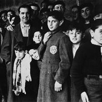 Les 16 et 17 juillet 1942 eut lieu la rafle à Paris une rafle au cours de laquelle plus de 13 000 juifs ont été arrêtés par des policiers et gendarmes français et rassemblés dans l'ancien Vélodrome d'Hiver avant d'être déportés.