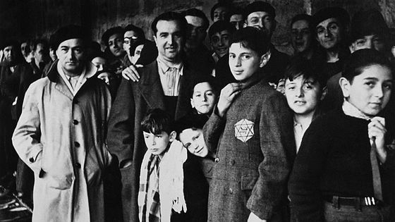Les 16 et 17 juillet 1942 eut lieu la rafle à Paris une rafle au cours de laquelle plus de 13 000 juifs ont été arrêtés par des policiers et gendarmes français et rassemblés dans l'ancien Vélodrome d'Hiver avant d'être déportés. ©AFP