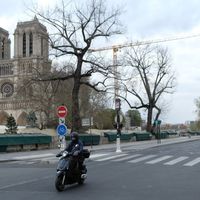 Le chantier de Notre-Dame de Paris à l'arrêt, durant le confinement pour lutter contre l'épidémie de coronavirus, le 29 mars 2020