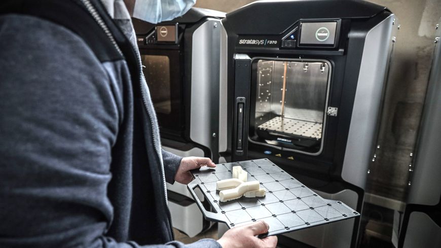 Une cinquantaine de médecins, ingénieurs, développeurs sont chargés de faire tourner les imprimantes 3D acquises par l'AP-HP. Ils tablent sur une production de 300 pièces par jour.