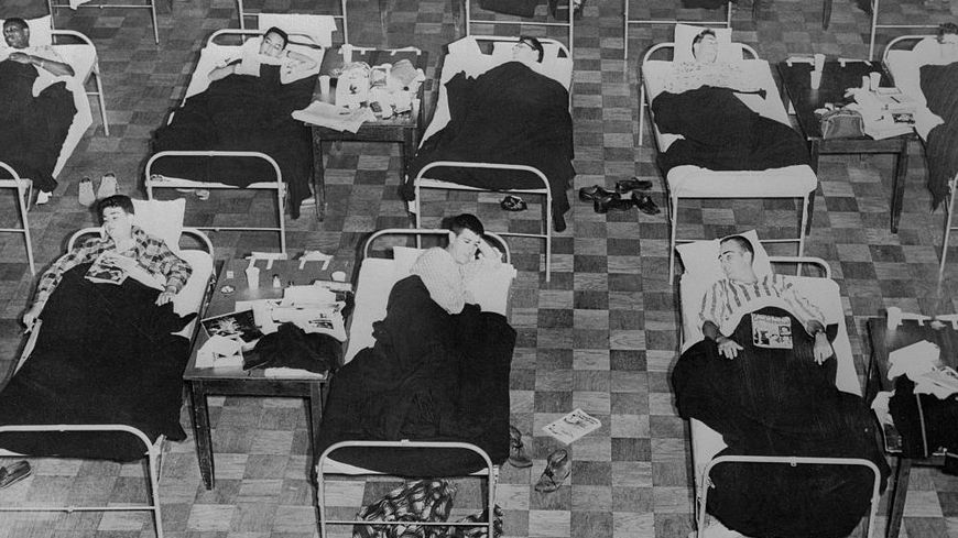 Des étudiants de l’Université du Massachusetts atteints de la grippe asiatique dans une infirmerie d’urgence, États-Unis, le 25 octobre
