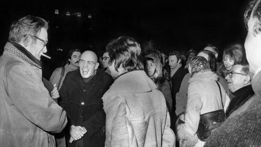 L'écrivain Claude Mauriac, les philosophes Michel Foucault et Jean-Paul Sartre lors d'une manifestation avec des militants du "Groupe d'information des prisons" le 18 janvier 1972.