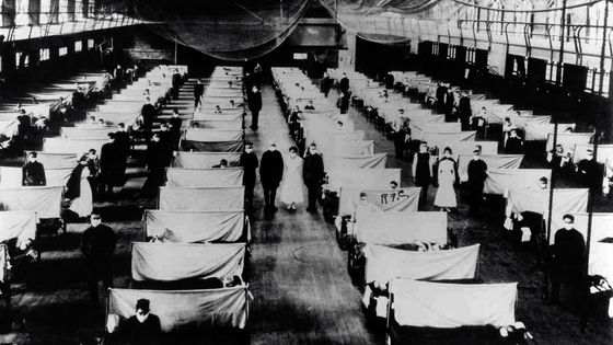 1918 aux Etats-Unis, durant l'épidémie de grippe espagnole, entrepôts convertis pour garder les patients infectés en quarantaine. Un total de 50 à 100 millions de personnes ont été tuées. ©Getty - Universal History Archive/Universal Images Group via Getty Images