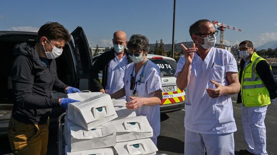 Le chef Jean Sulpice livre lui-même ses repas aux soignants de l'hôpital d'Annecy, le 2 avril. ©AFP - PHILIPPE DESMAZES