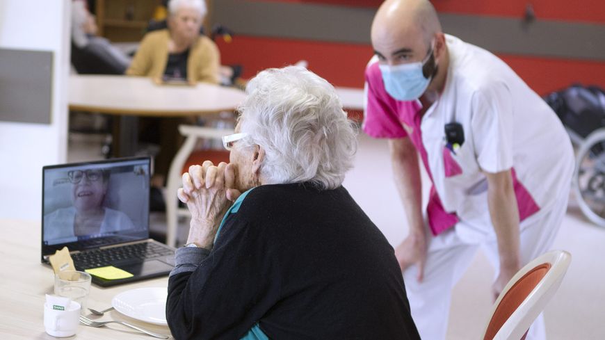 Une résidente d'Ehpad utilise un ordinateur pour une visioconférence