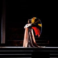 Daniel Cande, Saint François d’Assise, photographie de scène, mise en scène de Sandro Sequi, décors et costumes de Giuseppe Crisolini-Malatesta, palais Garnier, Paris, avec Christiane Eda-Pierre (L’Ange), 1983, © Bibliothèque nationale de France,